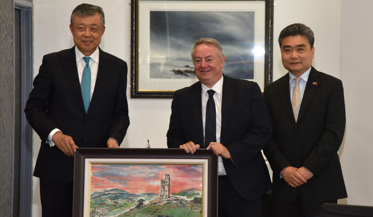 The Chinese Ambassador His Excellency Liu Xiaoming with Vice-Chancellor Professor Bob Cryan and artist Wang Ying