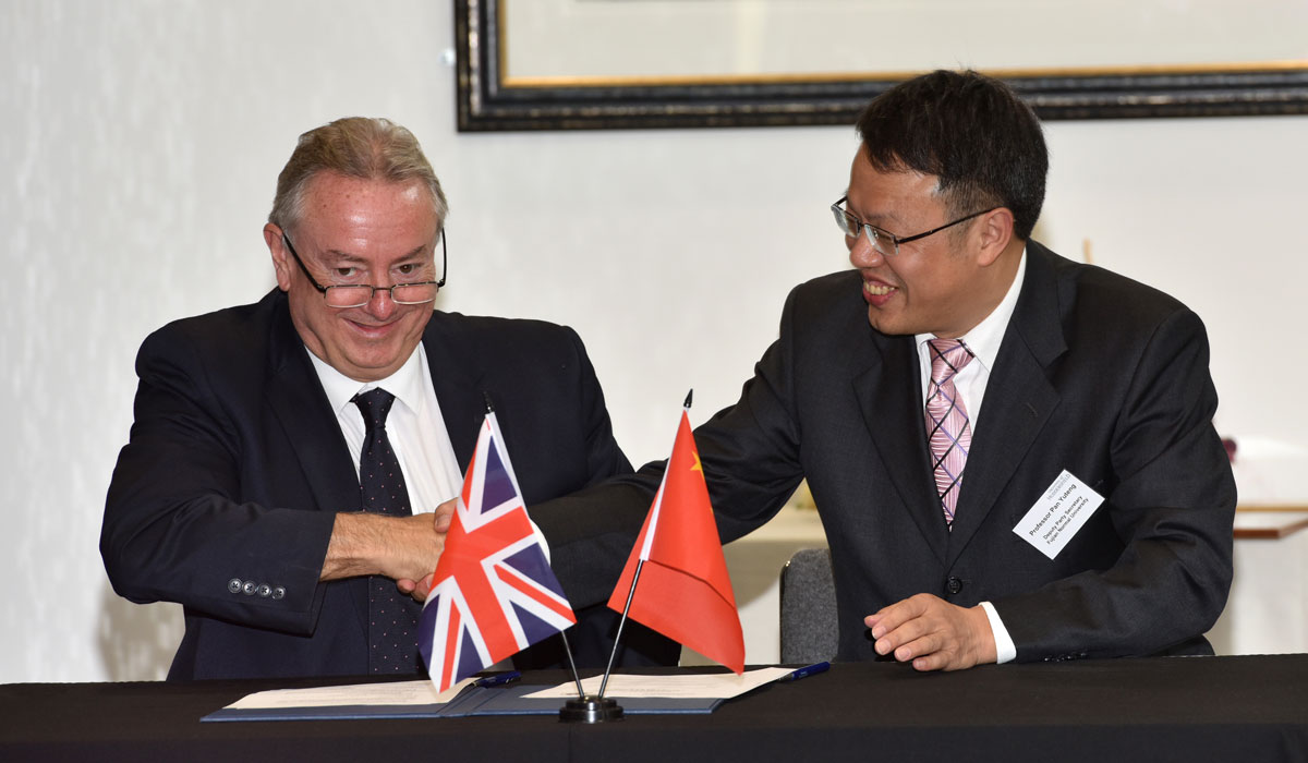 Signing the Memorandum of Understanding are Professor Bob Cryan and Fujian's Deputy Party Secretary Pan Yuteng