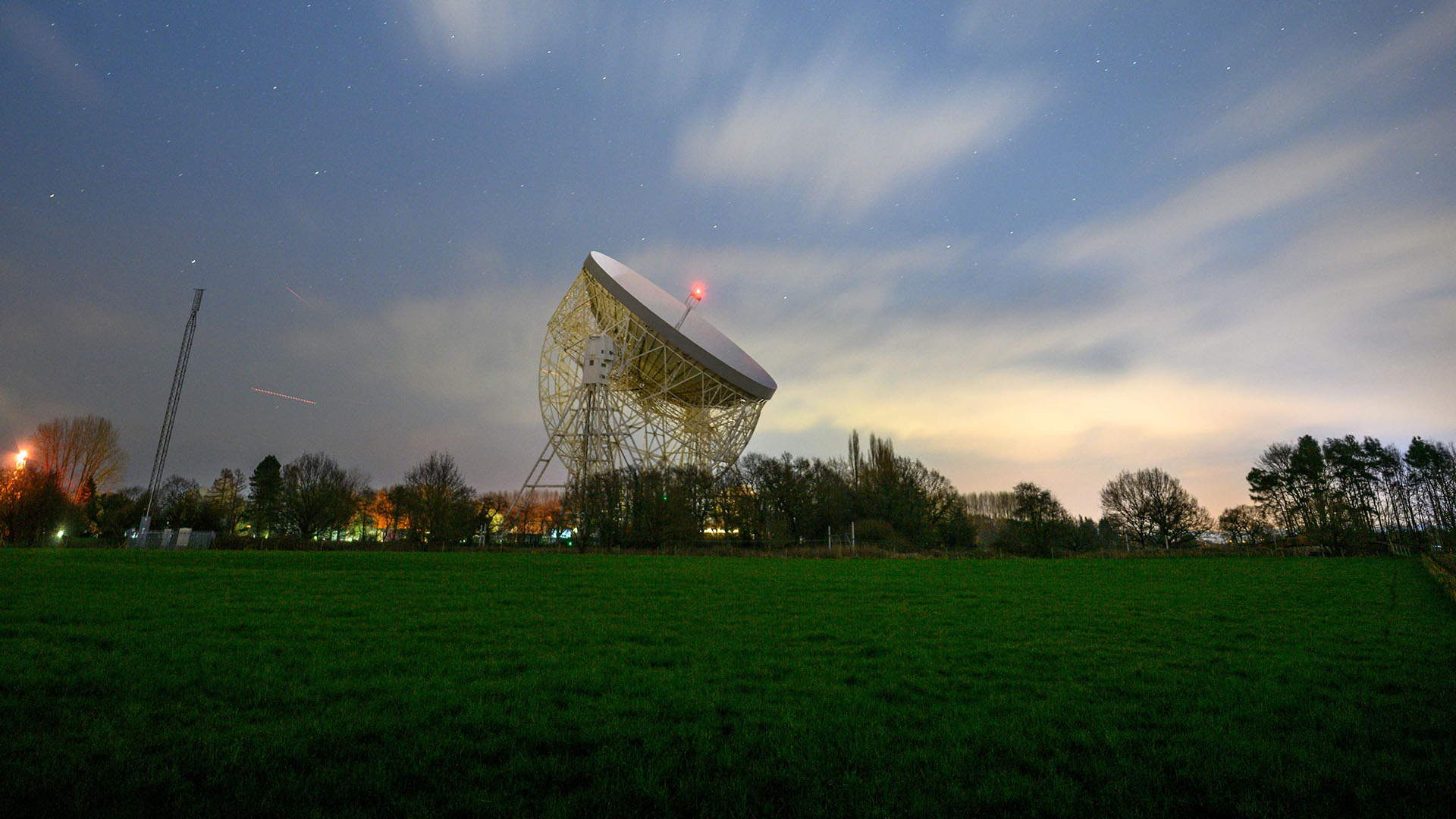 Jodrell Bank at night