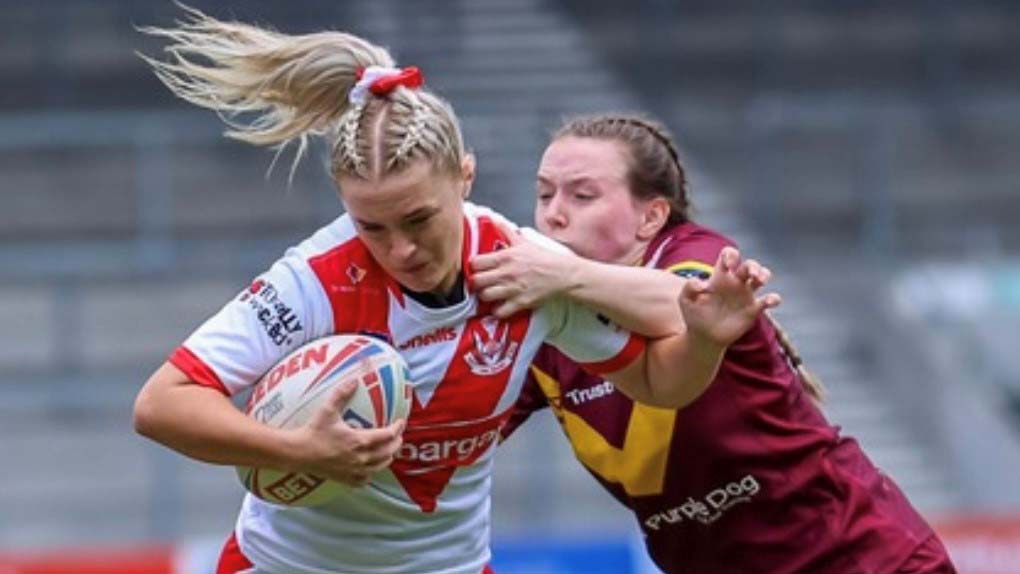 Erin Stott in action playing for Saint Helens